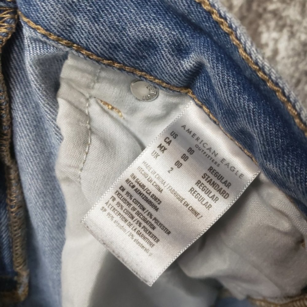 American Eagle High Waisted Mom Jeans Ripped Cotton 90s Style Light Festival - Picture 7 of 10